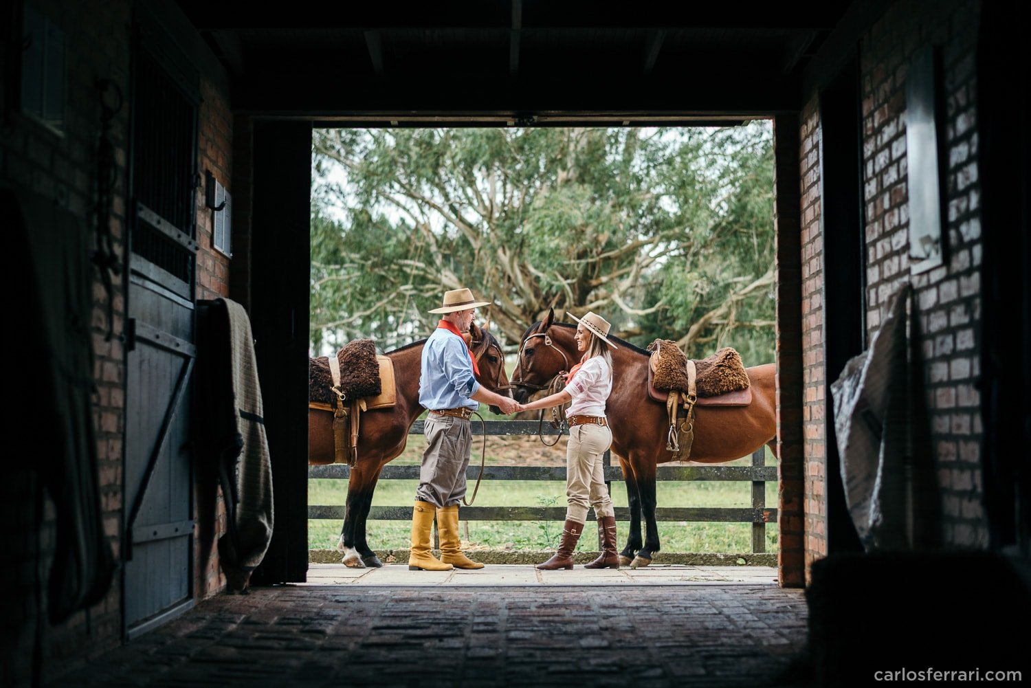 carlosferrari-fotografia-precasamento-andreiaejoelcio-cabanha-cavalos-fotosdiferentes-espontaneas_10