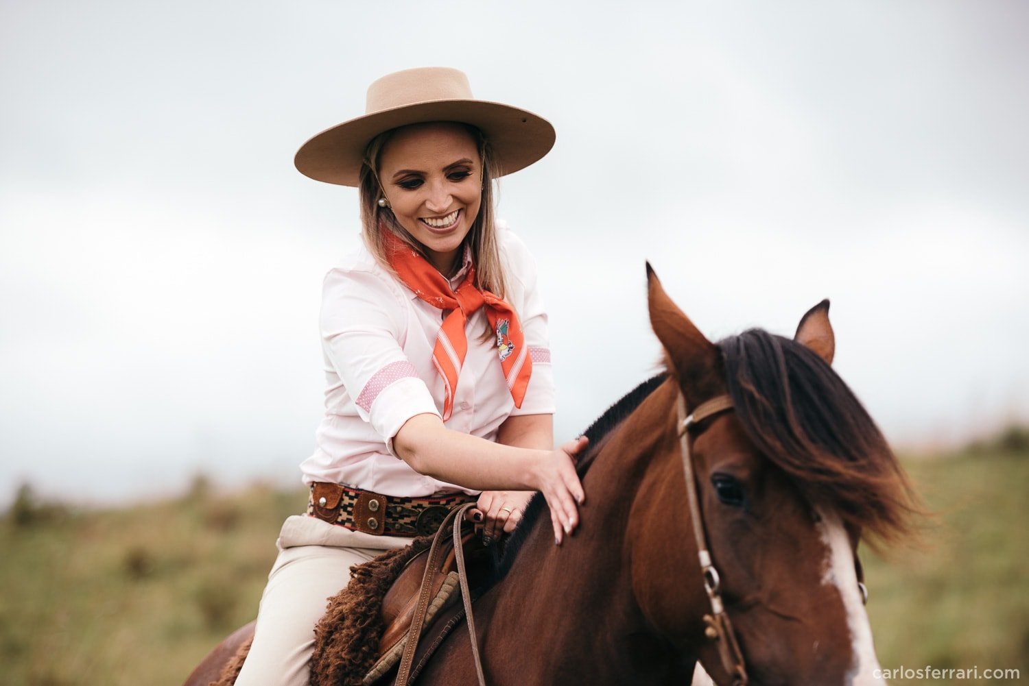 carlosferrari-fotografia-precasamento-andreiaejoelcio-cabanha-cavalos-fotosdiferentes-espontaneas_13