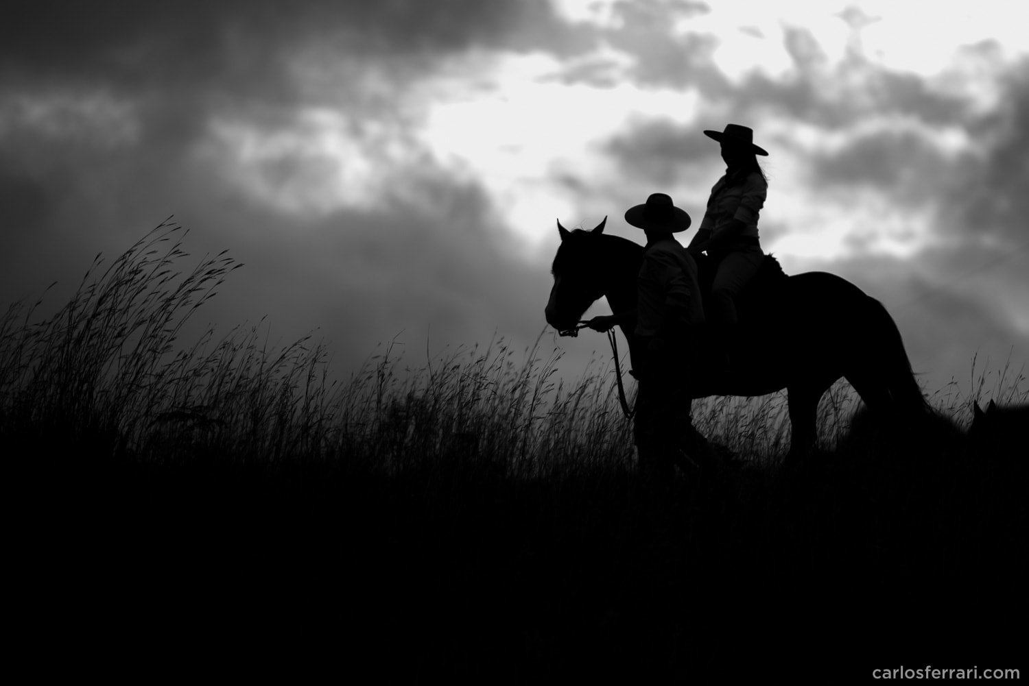 carlosferrari-fotografia-precasamento-andreiaejoelcio-cabanha-cavalos-fotosdiferentes-espontaneas_14