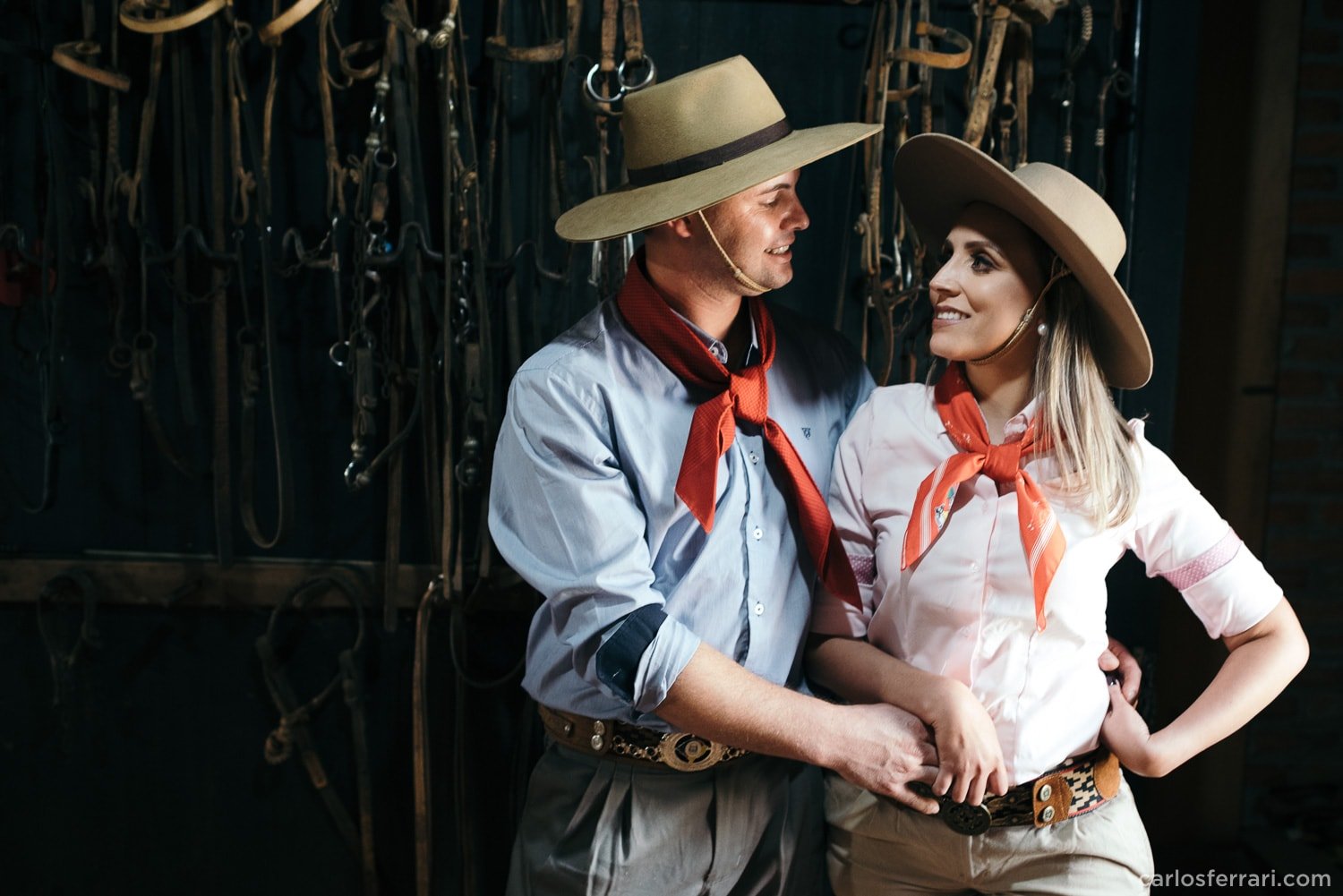 carlosferrari-fotografia-precasamento-andreiaejoelcio-cabanha-cavalos-fotosdiferentes-espontaneas_8
