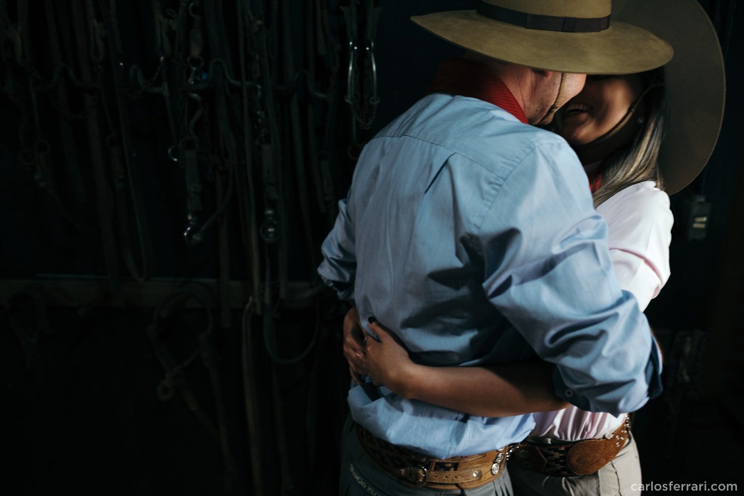 carlosferrari-fotografia-precasamento-andreiaejoelcio-cabanha-cavalos-fotosdiferentes-espontaneas_9