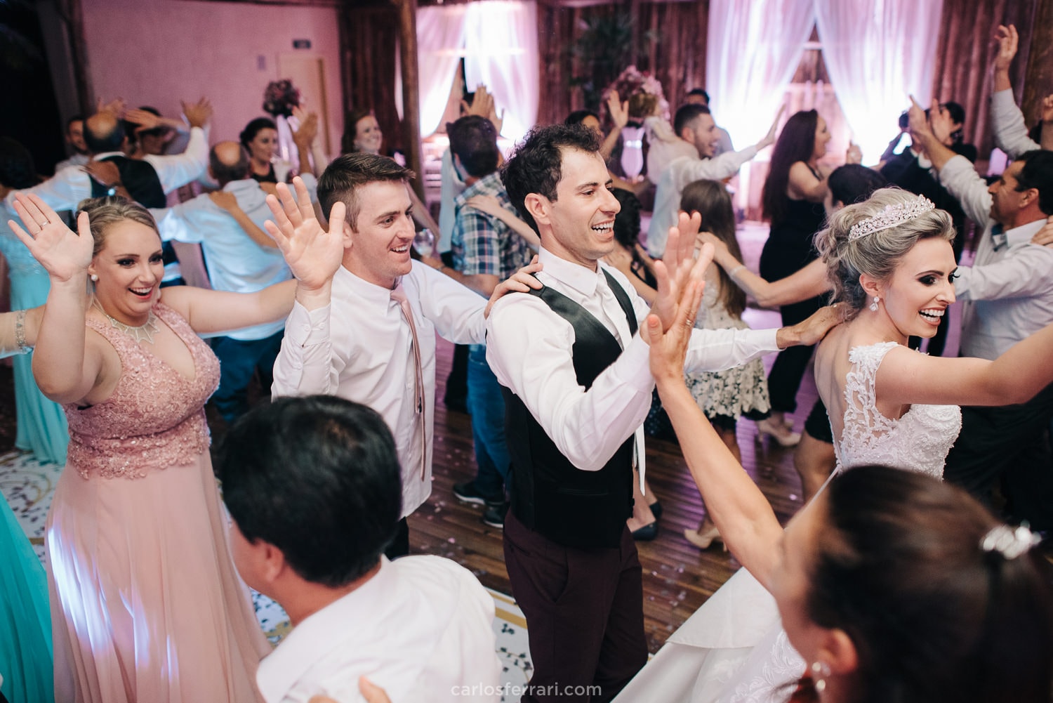 carlosferrari-fotografia-casamento-ao-ar-livre-serragaucha-brunaemateus-fotosdiferentes-espontaneas_100