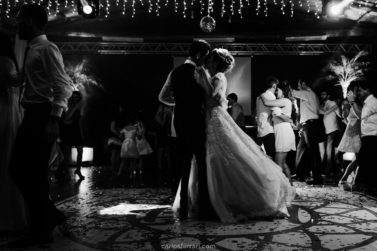 carlosferrari-fotografia-casamento-ao-ar-livre-serragaucha-brunaemateus-fotosdiferentes-espontaneas_104