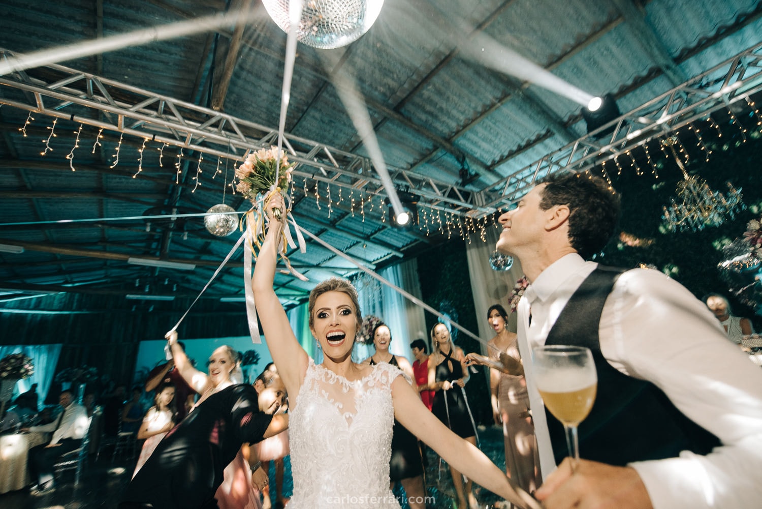 carlosferrari-fotografia-casamento-ao-ar-livre-serragaucha-brunaemateus-fotosdiferentes-espontaneas_107