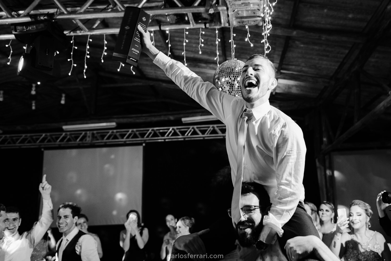 carlosferrari-fotografia-casamento-ao-ar-livre-serragaucha-brunaemateus-fotosdiferentes-espontaneas_111