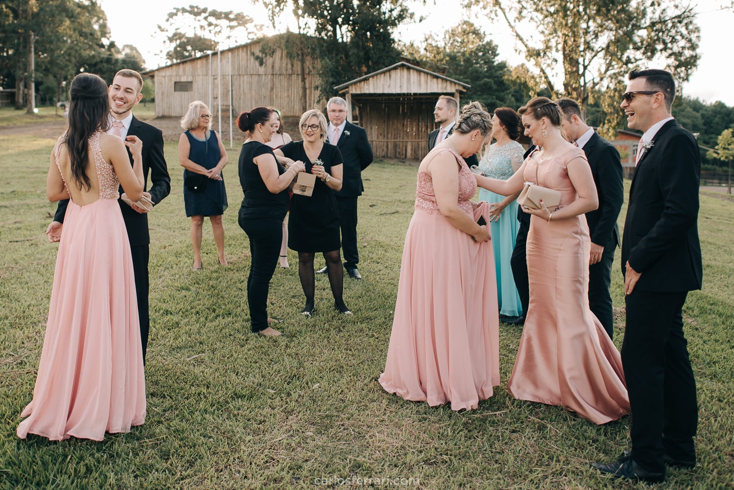 carlosferrari-fotografia-casamento-ao-ar-livre-serragaucha-brunaemateus-fotosdiferentes-espontaneas_42