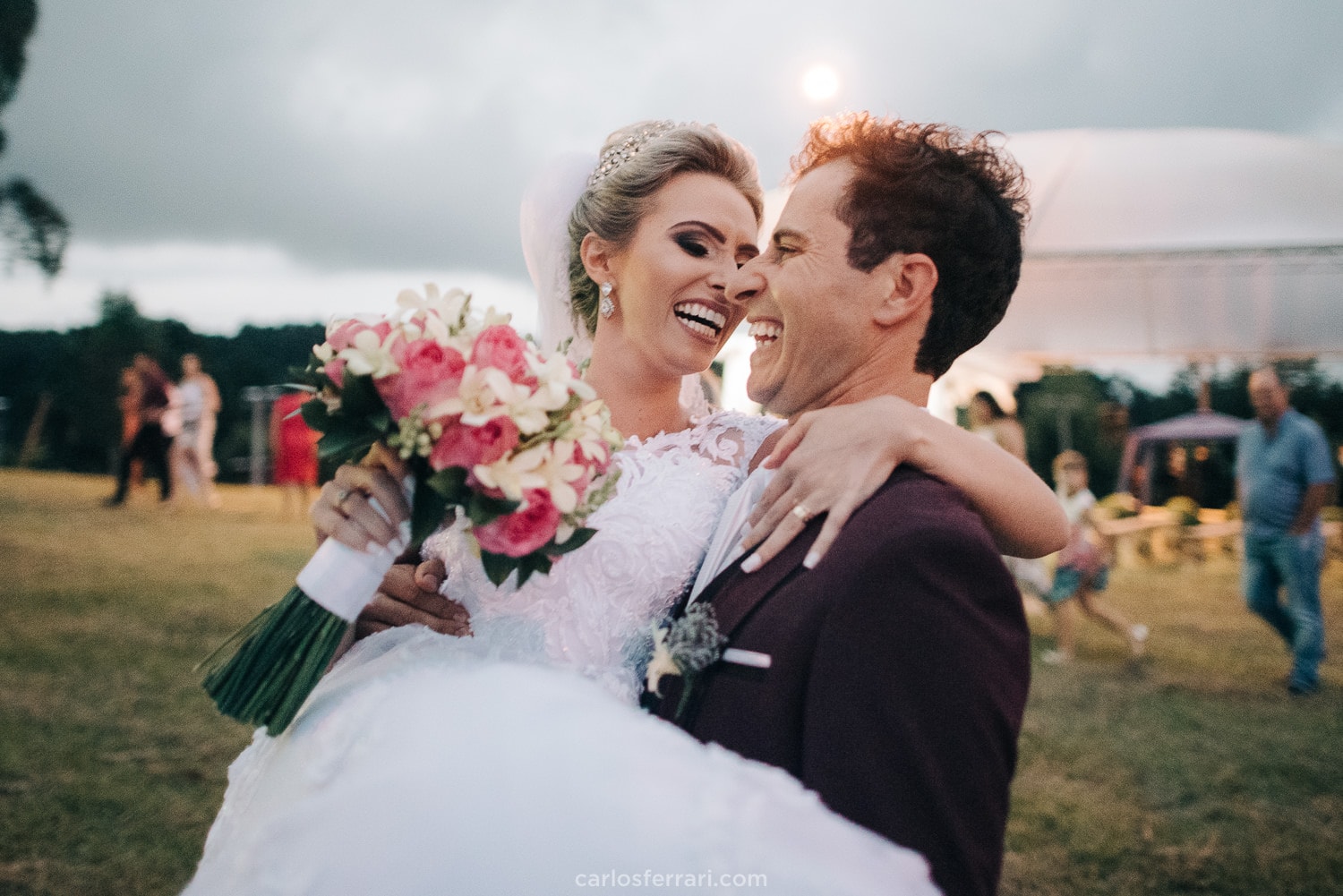 carlosferrari-fotografia-casamento-ao-ar-livre-serragaucha-brunaemateus-fotosdiferentes-espontaneas_78